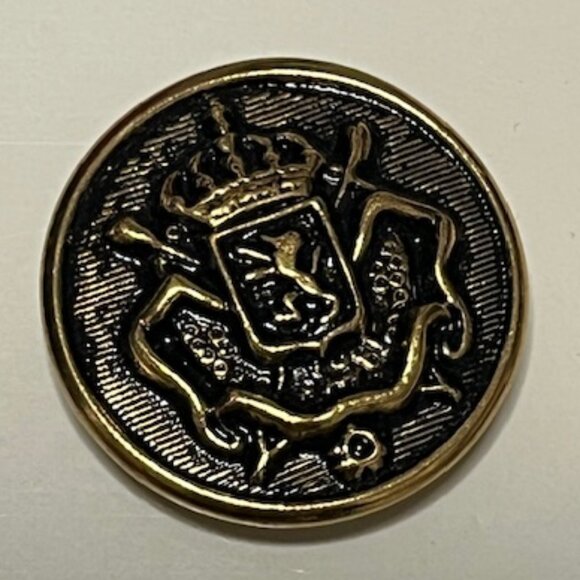 VTG Le Chic Brand Etched Imperial Crest Round Gold Tone Metal Buttons 7/8" - Picture 2 of 9